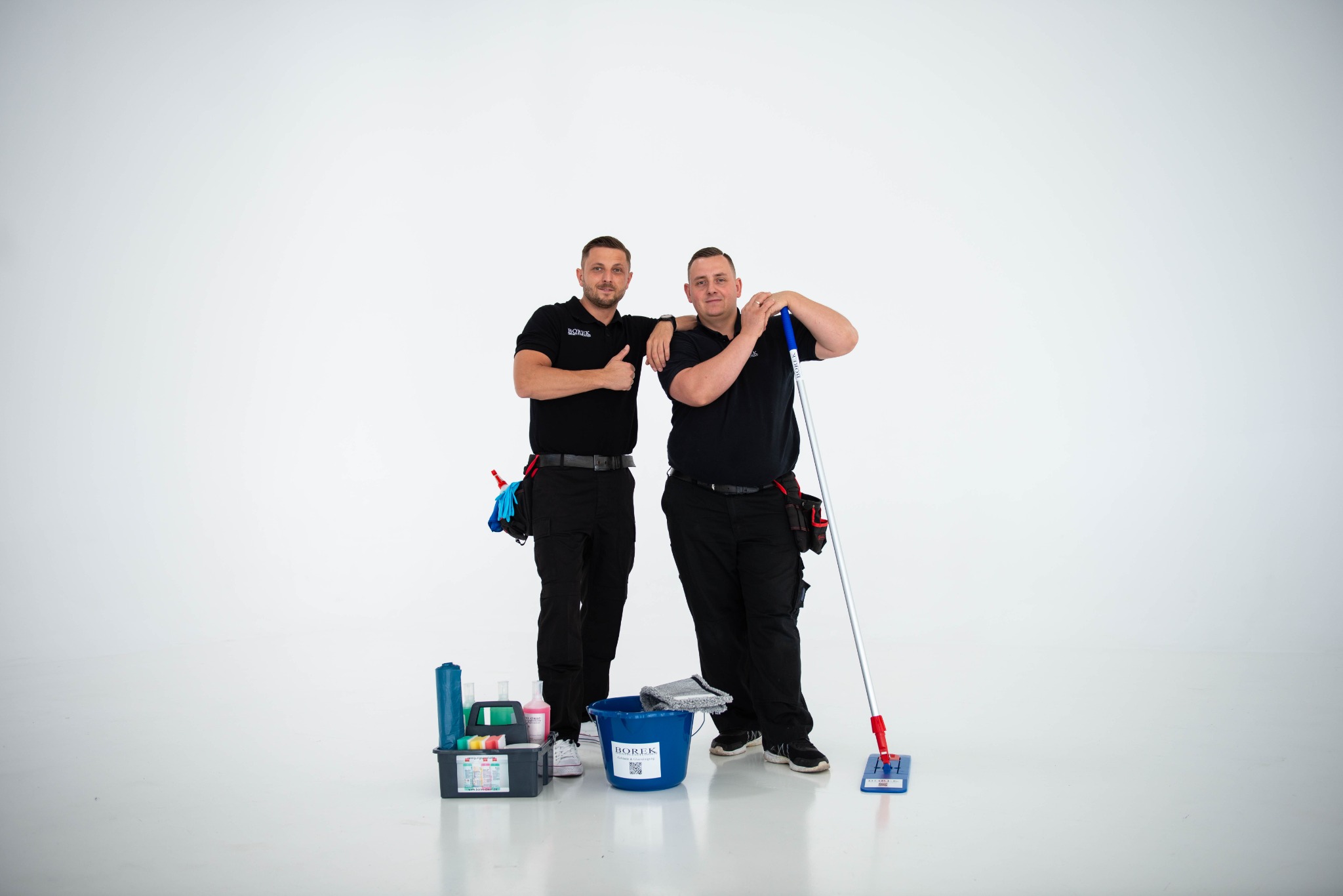 Peter und Paul Borek mit Ausrüstung für die Bauabschlussreinigung